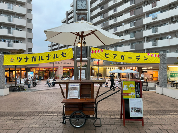 当日の会場の様子。入口付近に謎解きの参加用紙がありました。黄色い横断幕がかけられている。