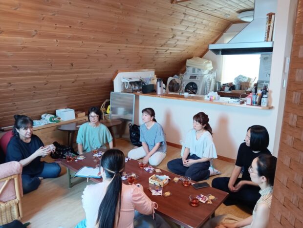 インタビューの様子6人の方が円で対話しています。