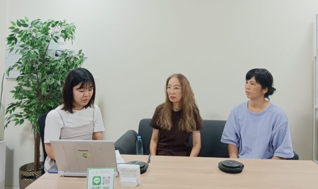 司会、登壇者2名がならんで座っています。