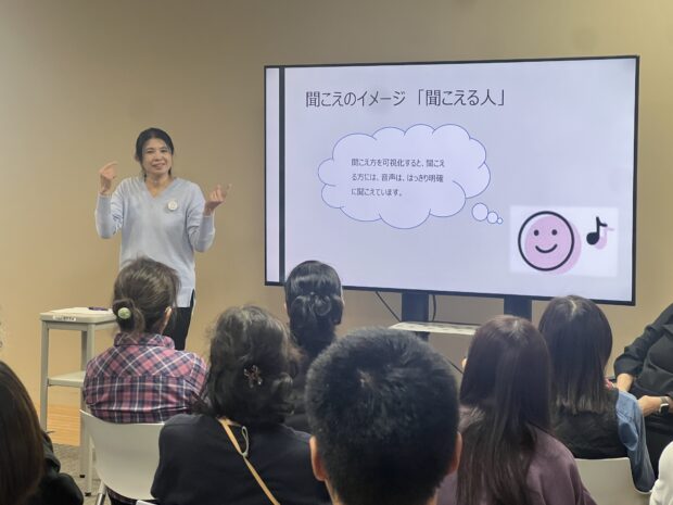 説明の様子。視覚的にも聴こえの状況がわかるような資料をご用意いただきました。