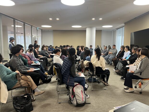 会場の様子。登壇者の方々に前へずらっと並んでいただき、参加者の質問に答えていただきました。