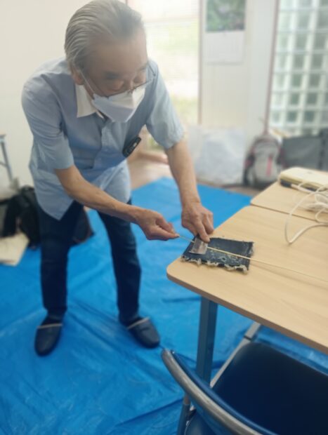 男性が竹をひごにしている。