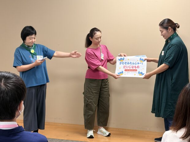 市庁舎で開催した講座の様子。カワセミレンジャーの紙芝居を通してコドマチ条例の４つの権利を紹介しました。
